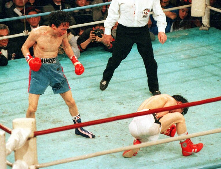 大橋秀行の左ボディを浴びて悶絶する崔漸煥　©Sankei Shimbun