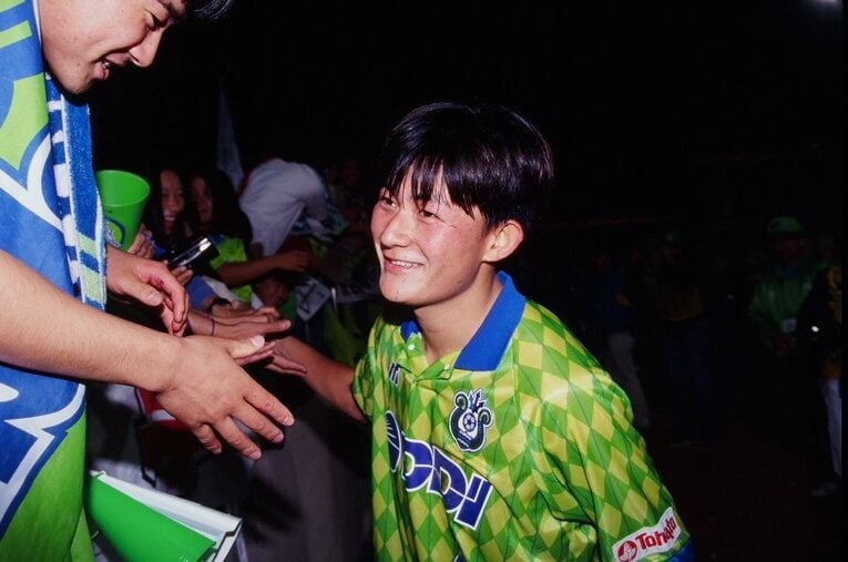 Jリーグ昇格1年目、「湘南の暴れん坊」と恐れられたベルマーレ平塚。その象徴とも言える存在がレフティーの岩本輝雄だった ／ photograph by J.LEAGUE