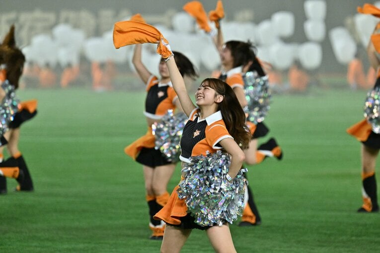 試合を盛り上げる巨人の公式マスコットガール「VENUS」　©Hideki Sugiyama