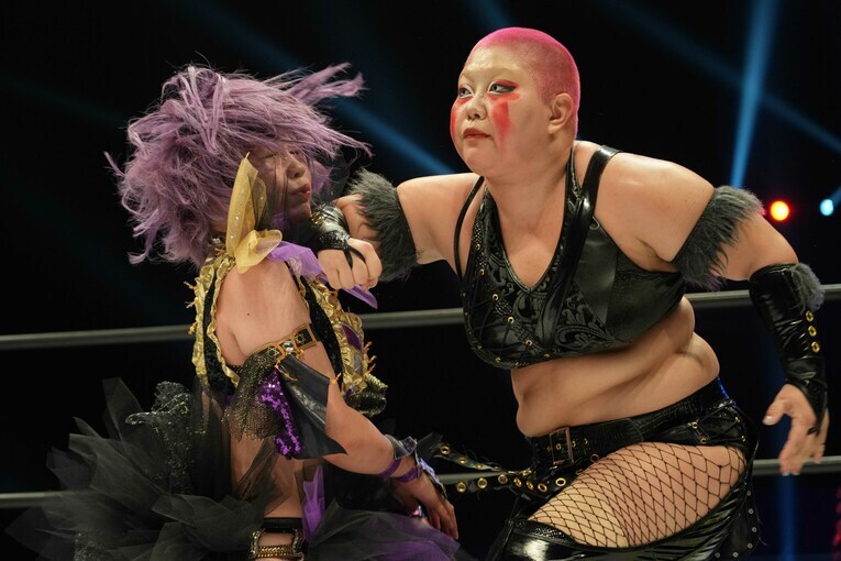 ウェイトを増した刀羅ナツコは中野たむを追い込む。8月31日、武蔵野の森総合スポーツプラザ　©Essei Hara