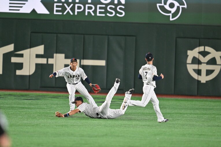 WBC韓国戦、ヌートバーの「神ダイビングキャッチ」連続写真（6枚目／全8枚）©Naoya Sanuki