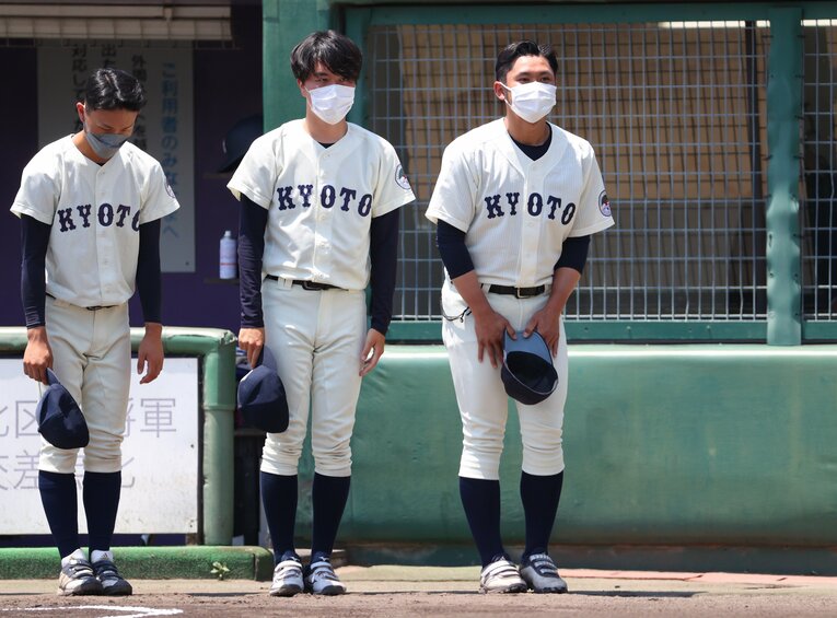 2022年5月、京大野球部の近田怜王監督（右）と学生コーチを務めていた三原大知（中央）　©JIJI PRESS