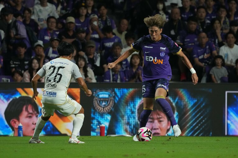 DFとは思えない突破シーンや超絶ターンなどのプレー集をまとめた『今節の中野たまらん』も話題に　©︎Masashi Hara/Getty Images