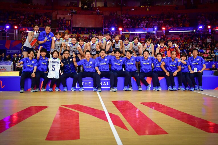 VNLで銀メダルを獲得した日本代表　©︎Volleyball World