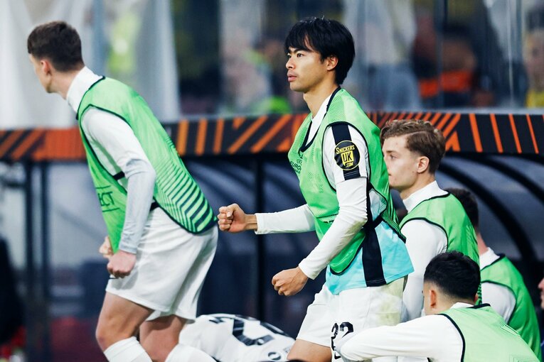 三笘薫26歳「試合に出れば言い訳はない」勝利の握り拳、街中には「ミトマの漢字Tシャツ」サポと猫が…カメラマンがアテネで見た“美しい風景”(2)