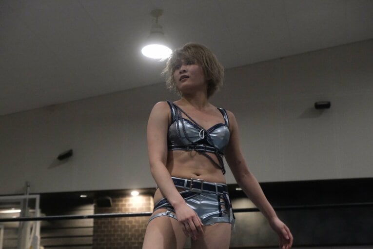 「他では見られない安納サオリだった」人気女子レスラー“3試合出ずっぱり”の凱旋興行に密着「体重が4kg減って…そりゃそうですよね」(44)