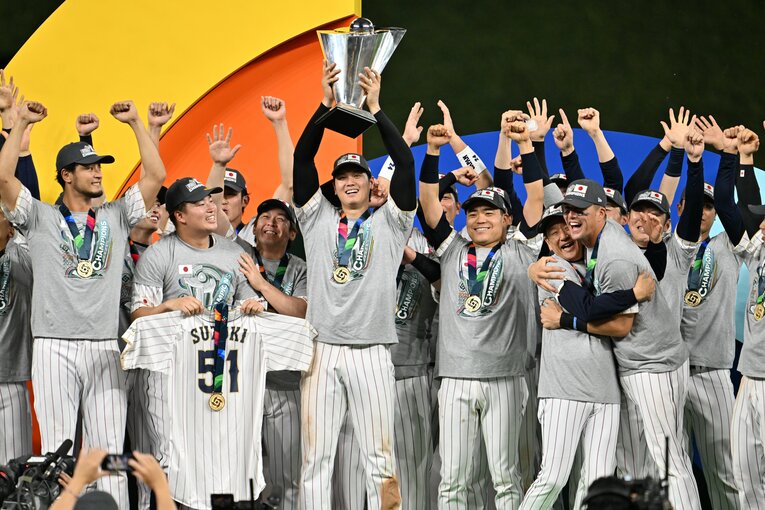 WBC優勝を果たした侍ジャパン。村上の手には、鈴木のユニフォームがあった　©Naoya Sanuki