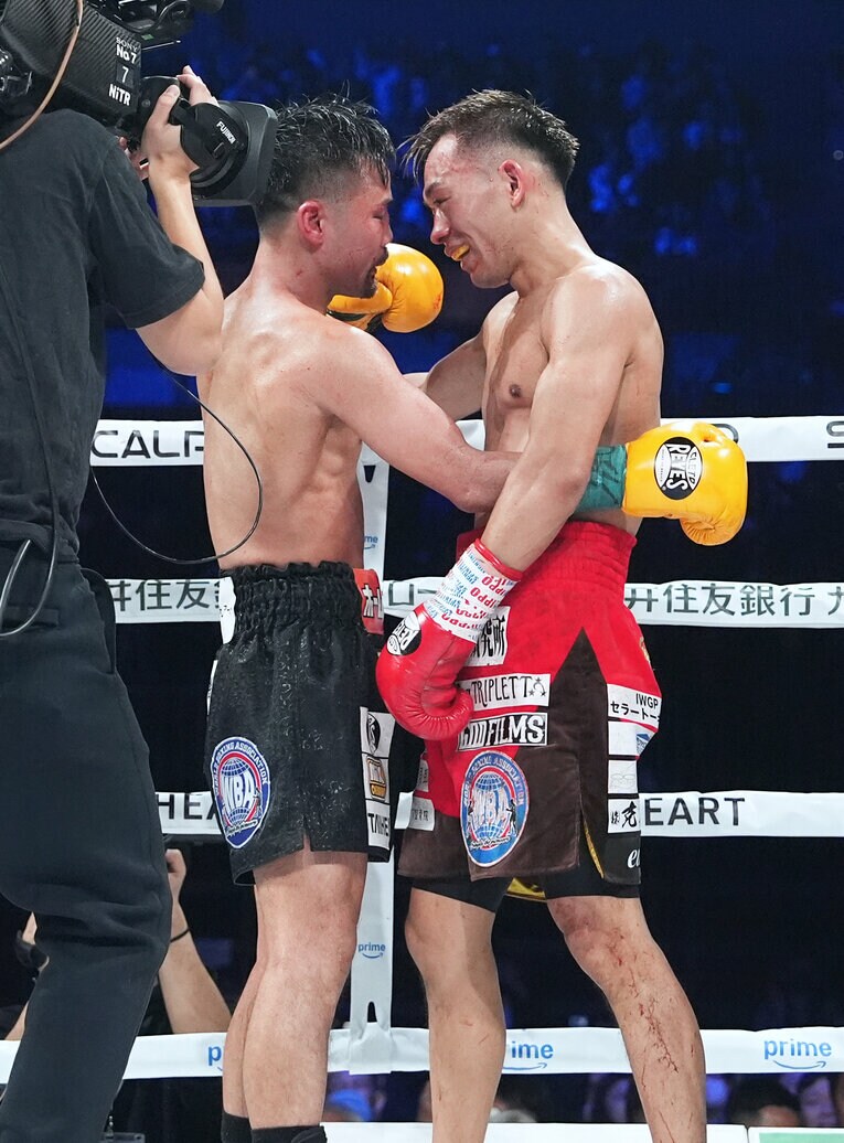 激闘を終え、長く言葉をかわした堤と比嘉　©︎Naoki Fukuda