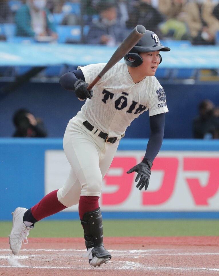 明治神宮大会で安打を放つ星子天真　©Sankei Shimbun