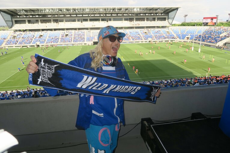 ノリノリでスタジアムを盛り上げたDJ KOO　©︎Tetsuya Urabe