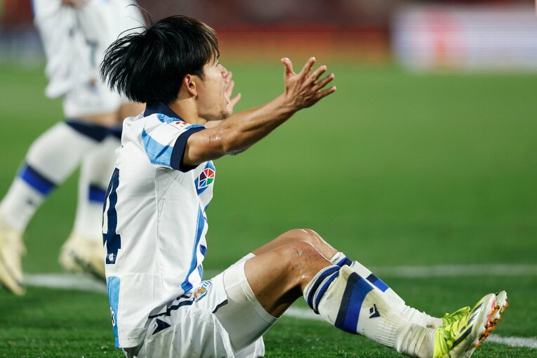 レフェリーの判定に“なぜ!?”という素振りの久保