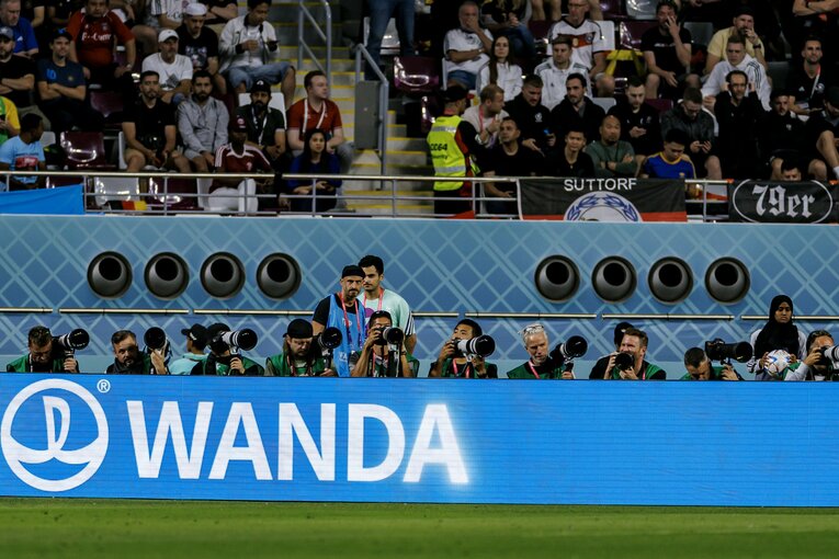 選手たちをファインダー越しに狙うフォトグラファーを狙うように設けられた“冷房砲”　©Kiichi Matsumoto/JMPA