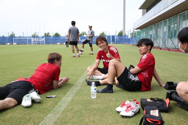 合宿の練習後、リラックスした表情でカメラに向けてポーズを取る板倉滉。チームの潤滑油の役割を担う ©︎JFA/AFLO