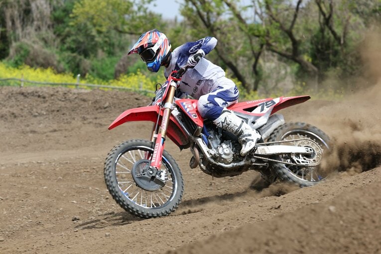 オフロードバイクでトレーニングを行なうのも今季の小椋の日常のひとコマだ　©Satoshi Endo