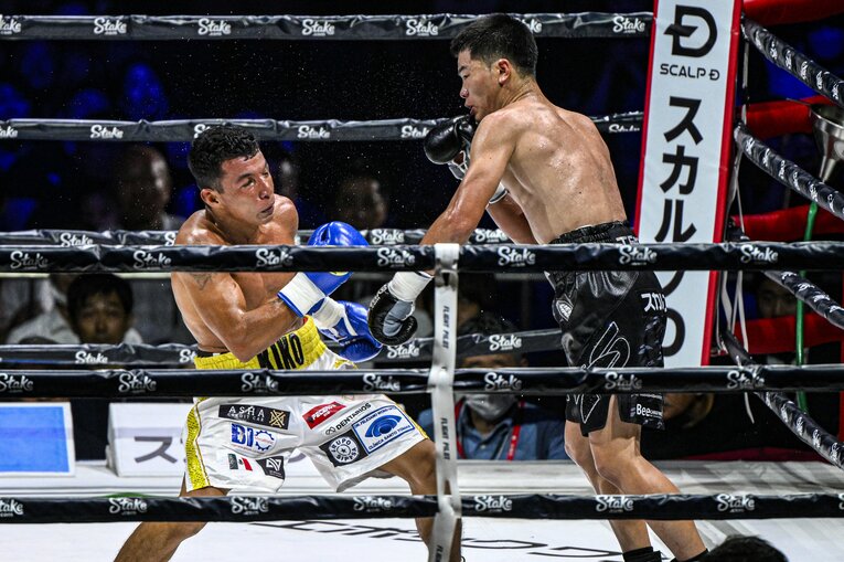 左ストレートでルイス・グスマンをぐらつかせる那須川天心　©Takuya Sugiyama