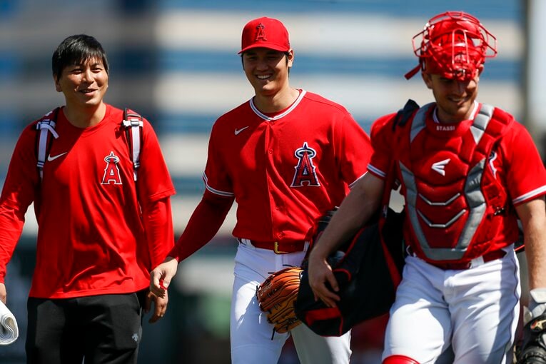 水原通訳らと談笑しながら移動する大谷　©Getty Images