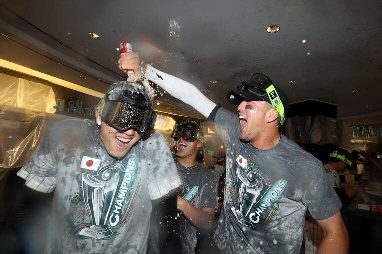 ヌートバーにシャンパンを浴びせられると、この笑顔　©JIJI PRESS