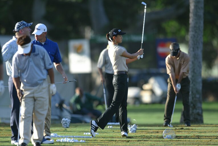 男子選手に混ざって練習するミッシェル・ウィー　（2004年ソニー・オープン）©︎Getty Images