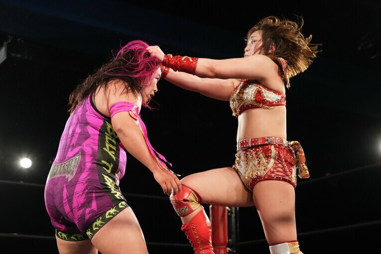 ヘッドバットを繰り出すSareee