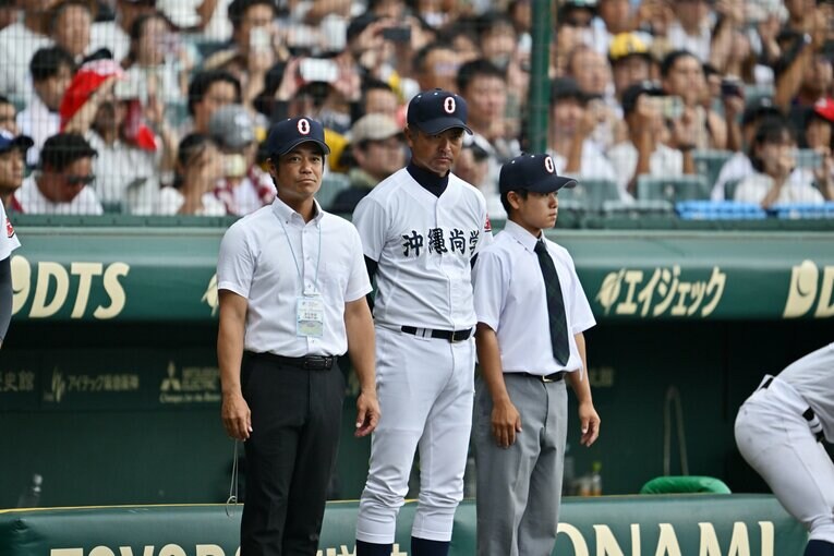 「伊志嶺兄弟」の兄・大吾さん。沖縄尚学の野球部部長として夏初優勝を支えた　©Hideki Sugiyama