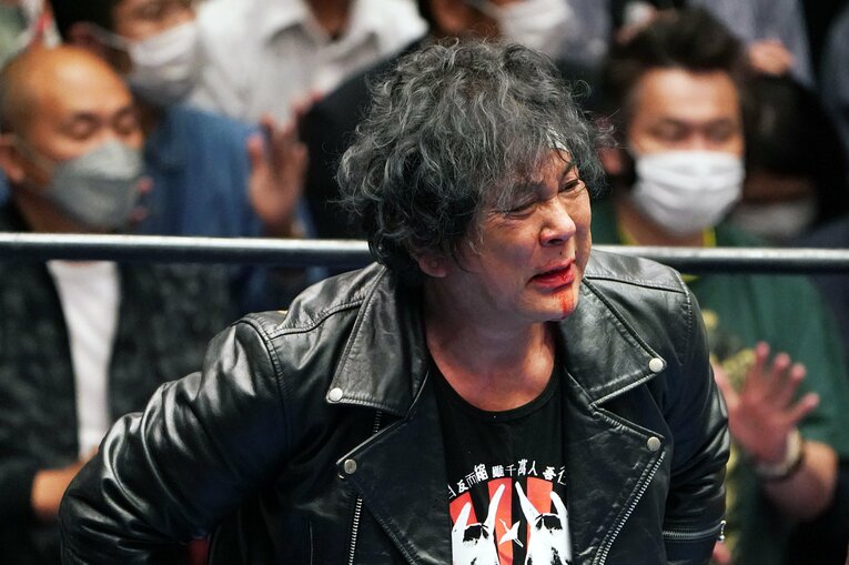 5月31日、後楽園ホールのリング上で後藤を悼み涙する大仁田（クリックすると「この記事の写真」に飛びます。流血等の過激な写真を含みますのでご注意ください）