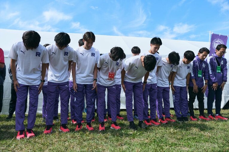 箱根駅伝予選会を6位で通過し、頭を下げる選手たち　©Yuki Suenaga