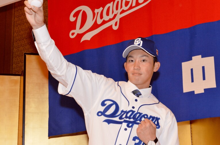 中日で4年間プレーし、一昨年現役を退いた岡野祐一郎。写真は2019年、入団会見で ／ photograph by Sankei Shimbun