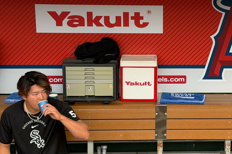 古巣・ヤクルトの広告前でひと息　©Yuki Yamada
