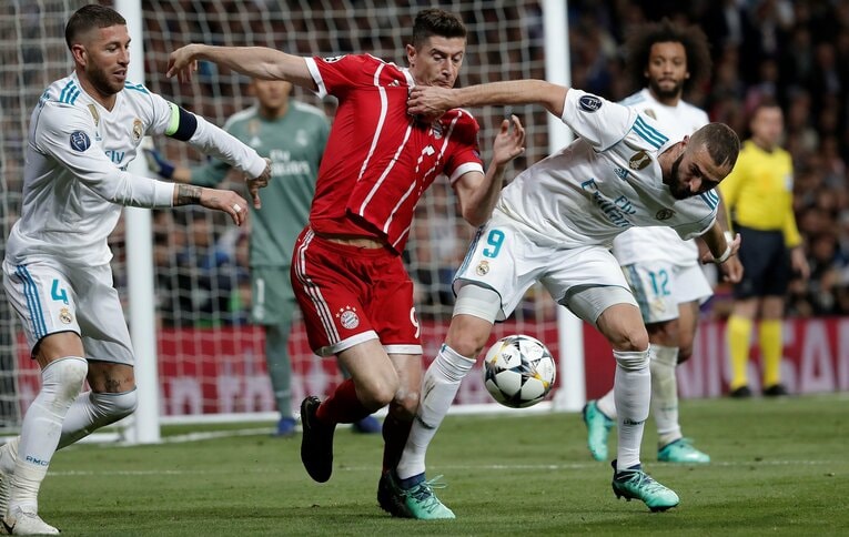 レバンドフスキとベンゼマのデュエル　©Getty Images