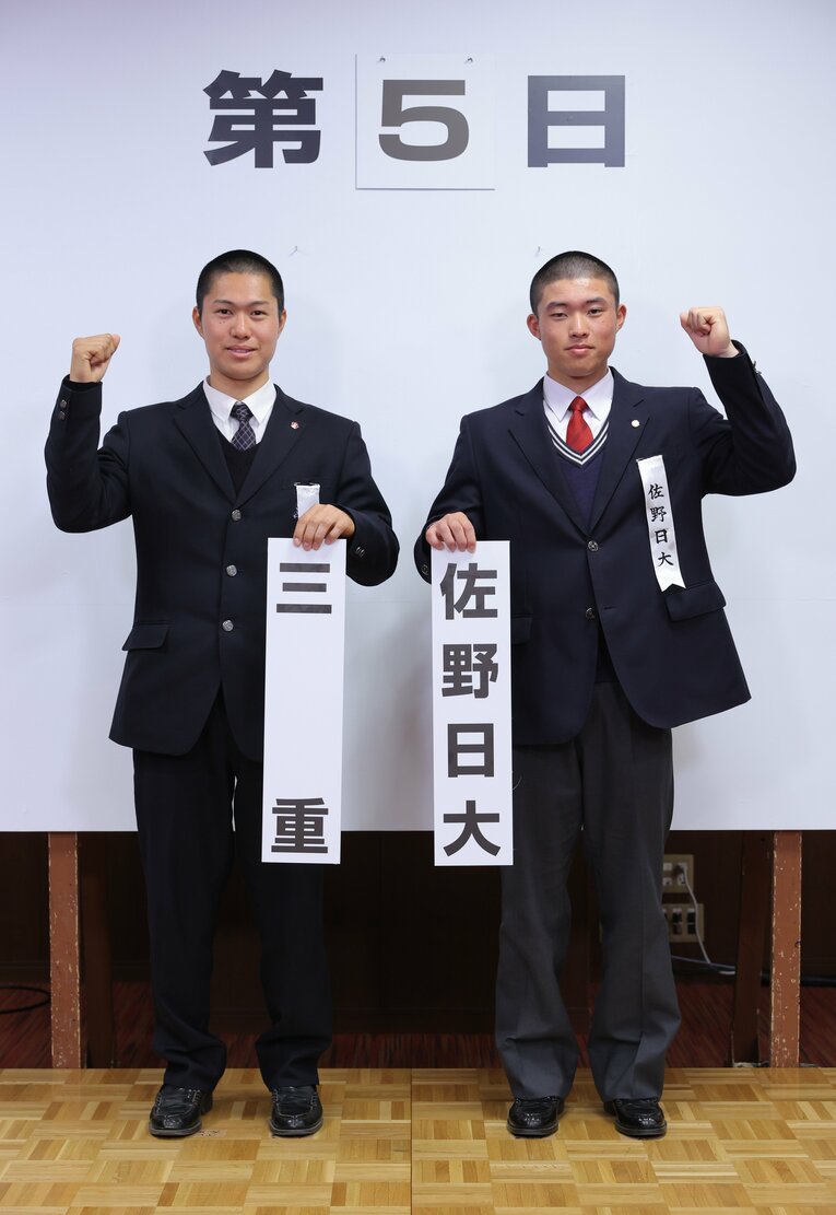 春のセンバツは初戦で三重に敗退。右が中村　©JIJI PRESS