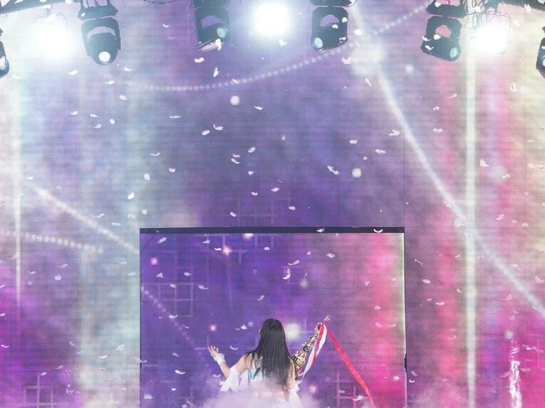 玖麗さやかに祝福の白い羽が舞う　©Masashi Hara