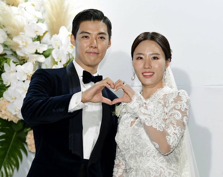 2019年10月、ソウルで結婚式を挙げたサンファさんと歌手カンナムさん　©KYODO