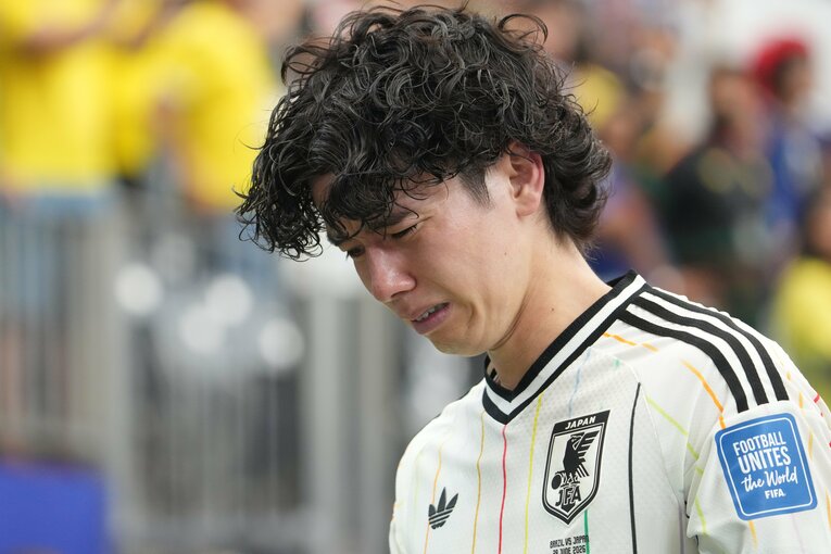 自らのミスから決勝点を献上し、涙を流す田中碧　©Masashi Hara