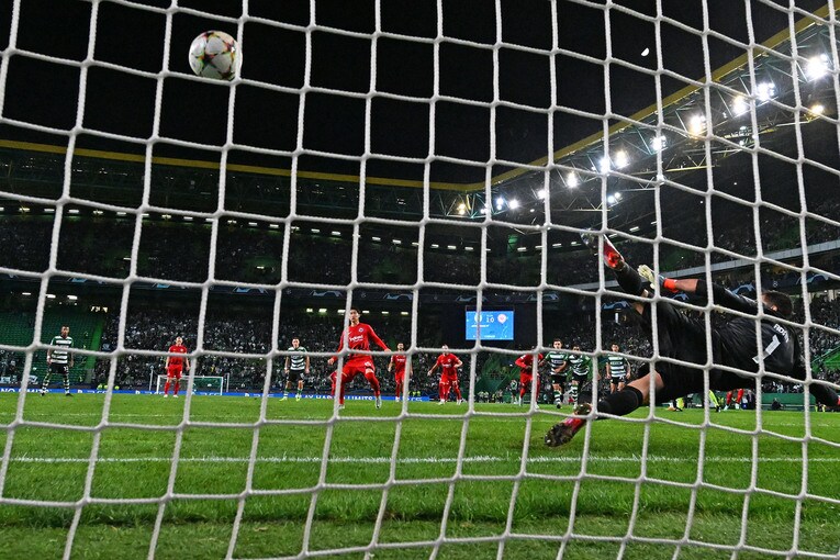 スポルティング戦でPKを決める鎌田大地。日本人初のCL3戦連発となった　©Getty Images