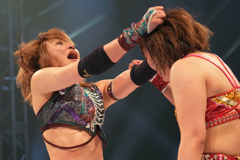 Sareeeに頭突きを見舞う朱里　©Essei Hara