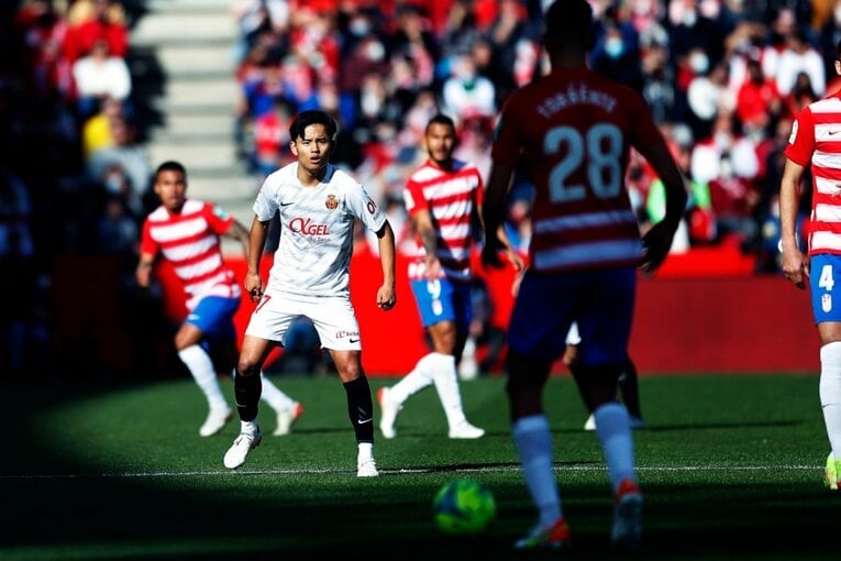 久保建英vsバルサがW杯イヤーのリーガ初戦… 年末の試合で見た「タケの身体の進化」と新星たちの奮起〈撮影者の視点〉(40)