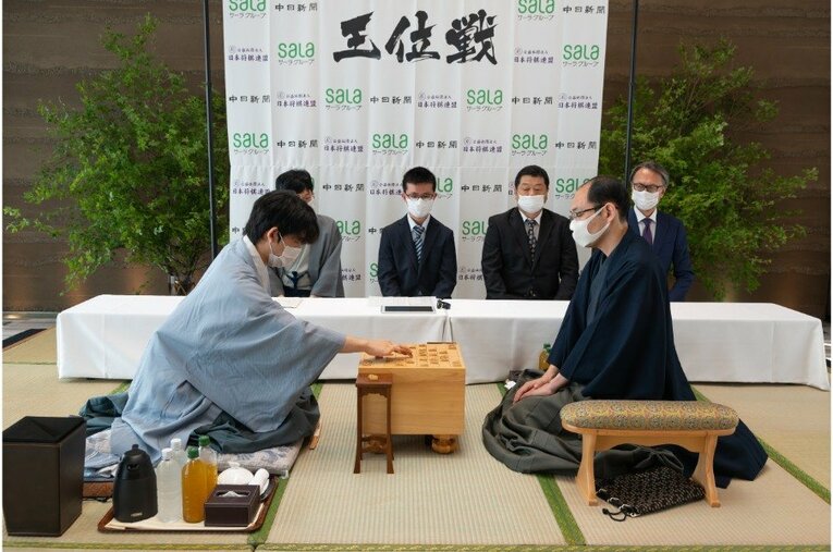 王位戦での対局Ⓒ日本将棋連盟