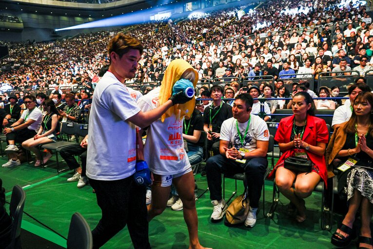 目を冷やしながら退場する神龍。最も大切なことは、選手の安全を守ることだ　©RIZIN FF Susumu Nagao