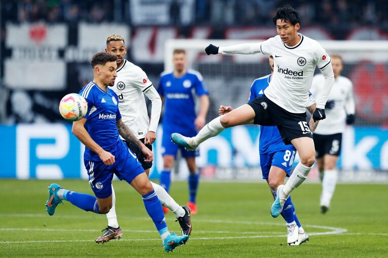 「1年前はJ2→ドイツ5部」上月壮一郎22歳の堂々1部デビュー…長谷部誠と握手、鎌田大地vs吉田麻也のW杯組対決も〈現地撮影〉(23)