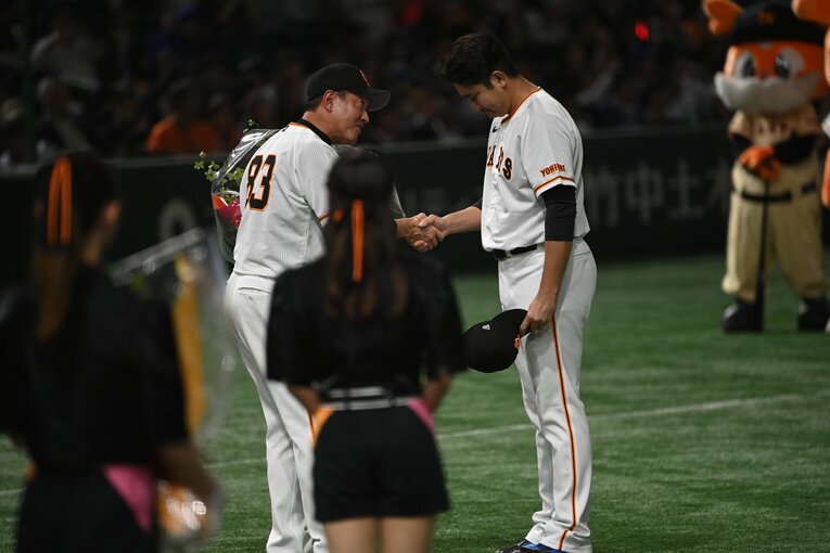 退任セレモニーでの菅野智之と原辰徳　©︎Naoya Sanuki