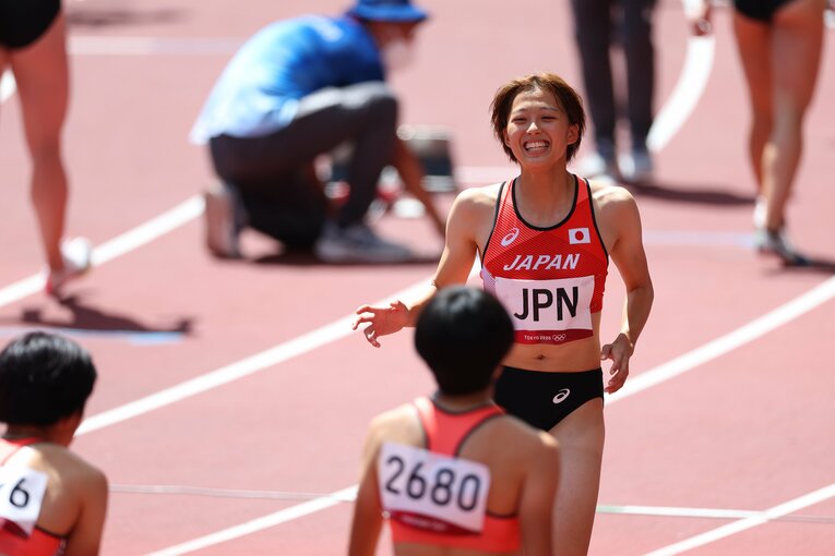 2021年の東京五輪では女子4×100ｍリレーチームの一員として1走を務めた。大舞台は気合の「金」髪で　©JMPA
