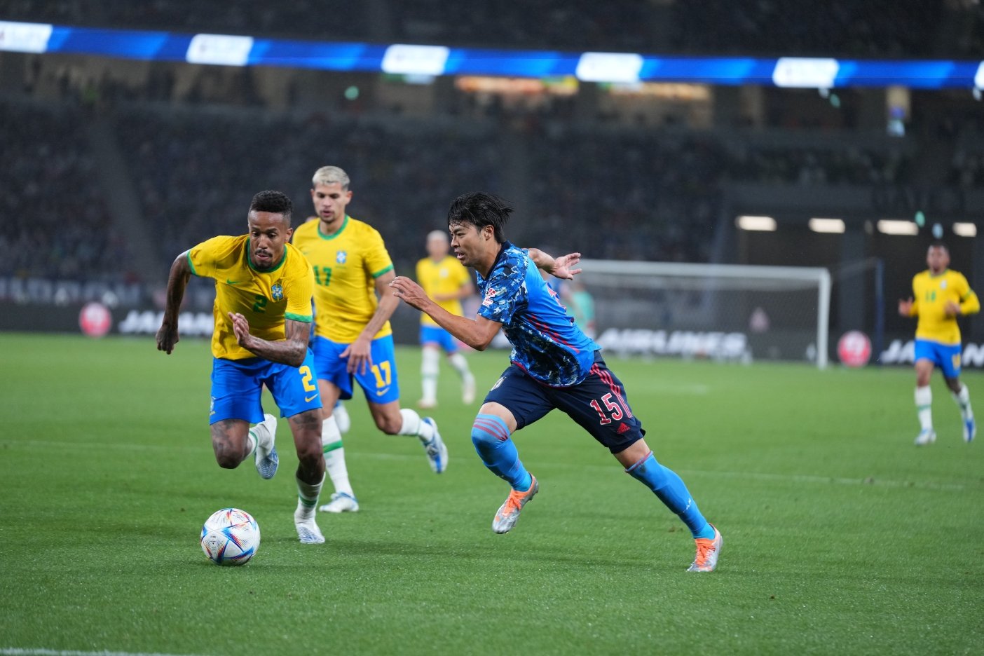 三笘とマッチアップするミリタン　©JMPA