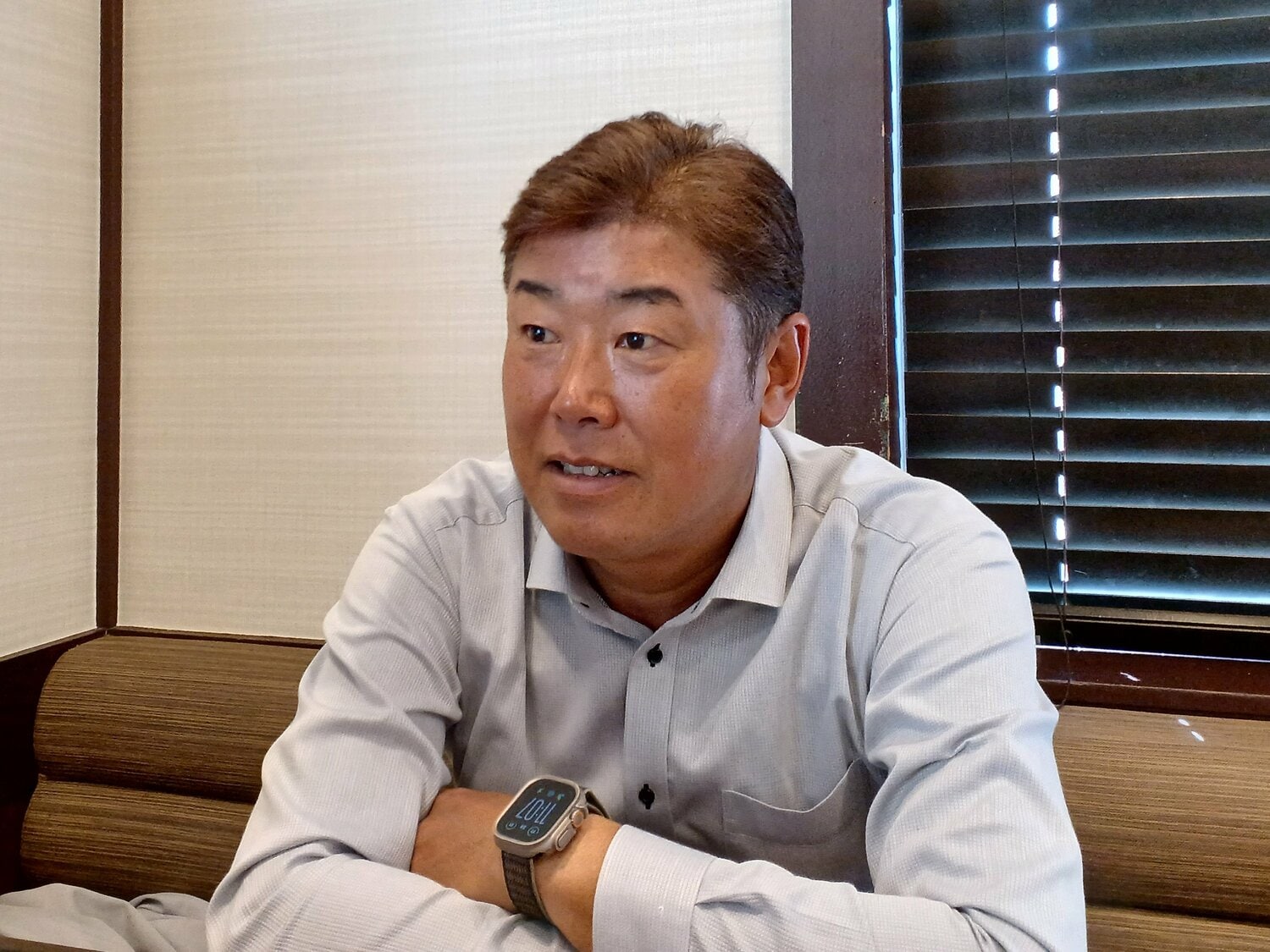 取材に答える野村弘樹　©Number Web