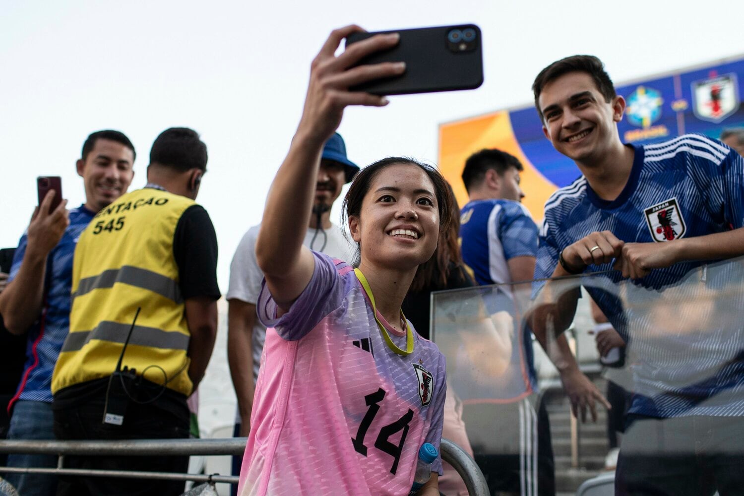 現地ブラジル人ファンの写真撮影に快く応じる長谷川唯　©Getty Images