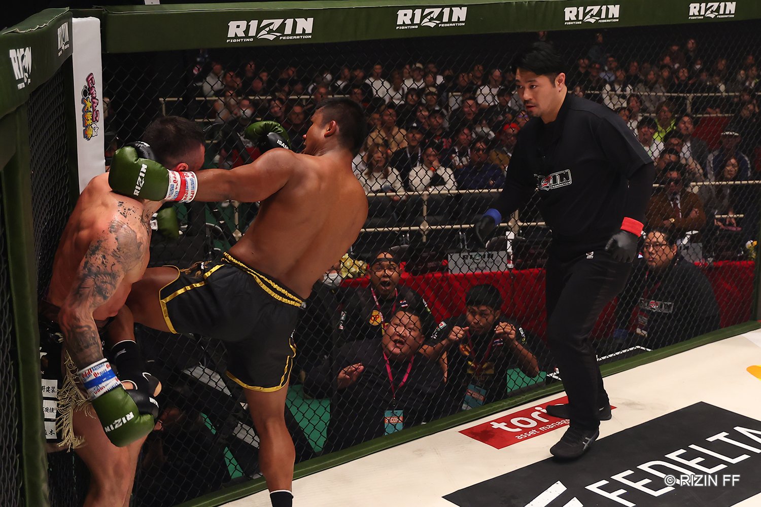 木村にヒザを突き刺すブアカーオ　©RIZIN FF