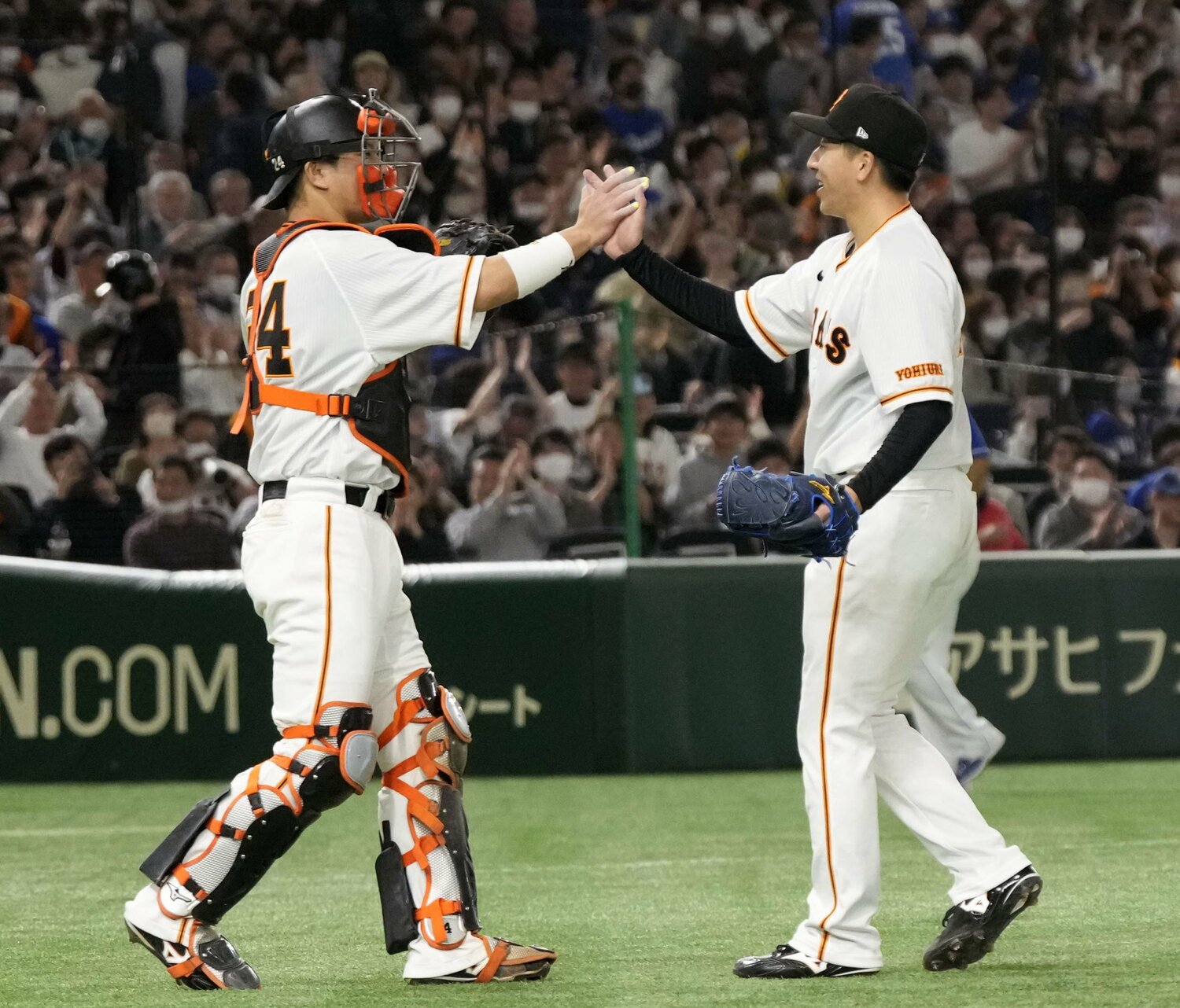 4月2日の中日戦で今季初セーブをあげ捕手の大城卓三とハイタッチする大勢　©︎KYODO