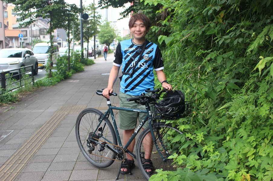彼はなぜ自転車で川崎から神戸に…？「長津田でやめたくなりました（笑）」600kmを走り抜いた川崎Fサポの“ロードムービーのような旅路”＜Number Web＞ photograph by Number Web