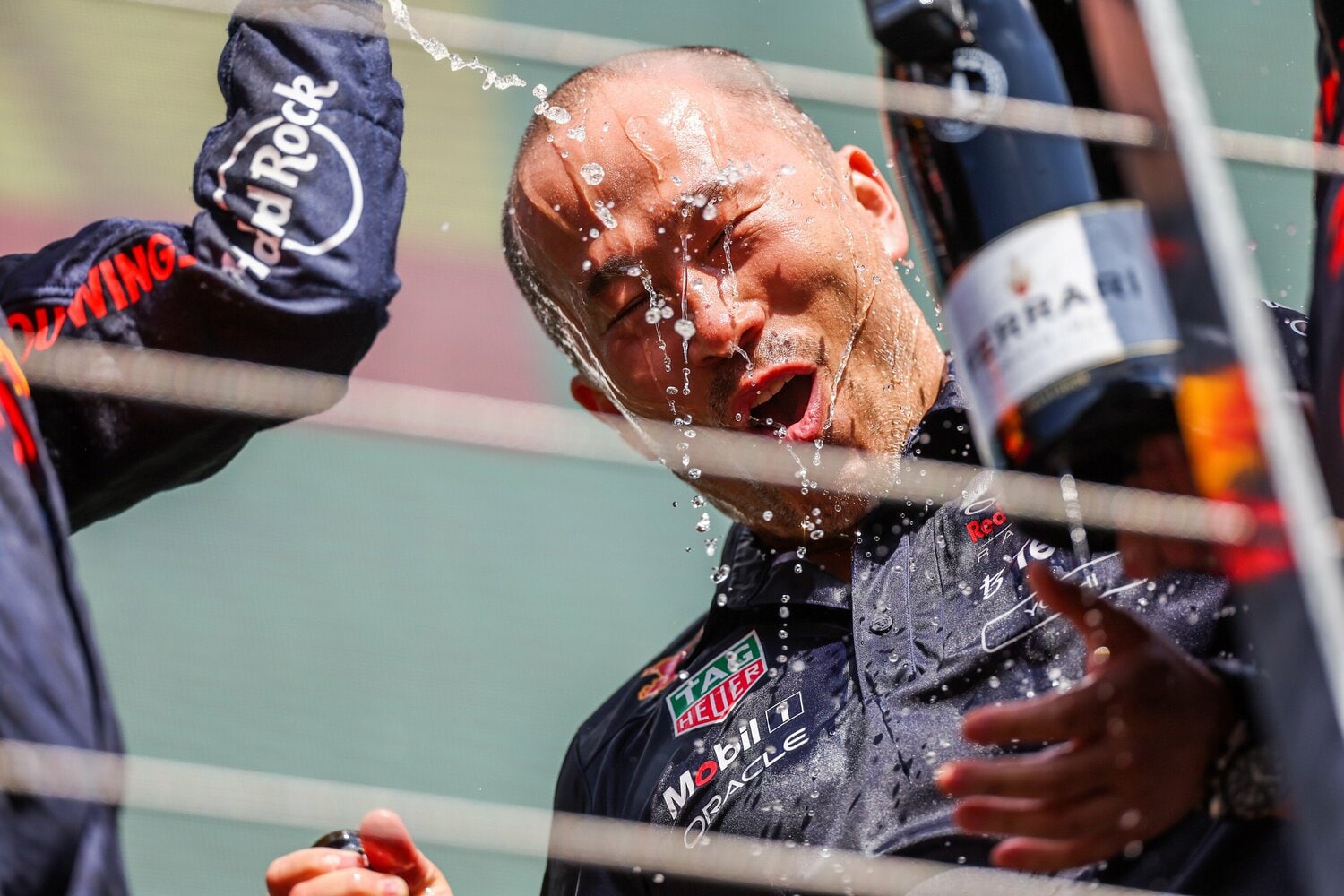 表彰台でシャンパンファイトに参加した吉野誠チーフメカニック ©︎Getty Images/Red Bull Content Pool