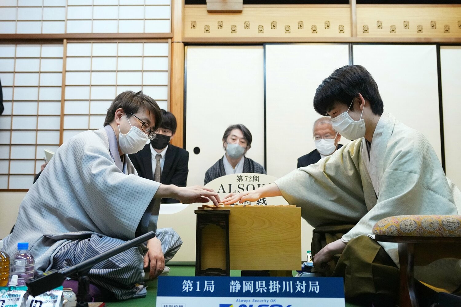 タイトル戦で初対局となった王将戦第1局（代表撮影） ©JIJI PRESS