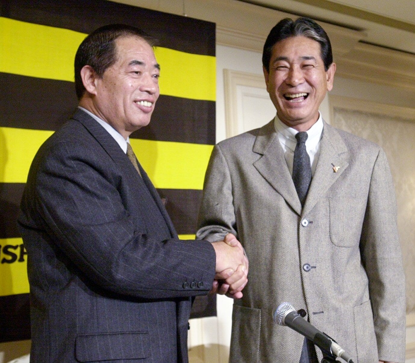 2002年1月、阪神ヘッドコーチとして招聘された島野育夫（左） ©JIJI PRESS